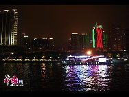 広州の珠江は香港のビクトリア・ハーバーに負けないほど美しい夜景で、見る人を魅了しうっとりさせる。 「中国網日本語版（チャイナネット）」2010年10月19日