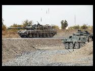 米メディアの報道によると、ドイツのクラウス＝マッファイ・ヴェクマン（KMW）社はこのほど、カナダに第1陣の現代的改装を備えた連邦軍主力戦車レオパルト2A4M20台を引き渡した。これはカナダ軍がアフガニスタンで使用する。西側では最新鋭の主力戦車とされるレオパルトシリーズの戦車は、様々な戦場のニーズに合わせて多種のタイプが開発されている。 