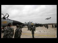 済南軍区航空兵某師団が20日午前、戦闘機や爆撃機を派遣し、同軍区の装甲部隊の軍事訓練を増援した。 ｢中国網日本語版(チャイナネット)｣　2010年10月24日