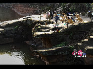 四川省と貴州省が接する場所に位置する中山古鎮は、重慶市江津区南部の笋溪河源流にあり、重慶市内からは100キロほど離れている。この古鎮は自然環境に恵まれ、2005年11月には中国歴史文化名鎮に登録された。古風で素朴な建物からは、この地方の昔ながらの暮らしぶりがにじみ出ている。「中国網日本語版（チャイナネット）」2010年10月28日 