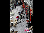 四川省と貴州省が接する場所に位置する中山古鎮は、重慶市江津区南部の笋溪河源流にあり、重慶市内からは100キロほど離れている。この古鎮は自然環境に恵まれ、2005年11月には中国歴史文化名鎮に登録された。古風で素朴な建物からは、この地方の昔ながらの暮らしぶりがにじみ出ている。「中国網日本語版（チャイナネット）」2010年10月28日 