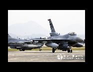 米韓空軍は10月15から22日まで、韓国西部にある群山空軍基地で大規模な合同航空演習(Max　Thunder訓練)を実施した。この合同演習は、今年下半期から行われている米韓の合同軍事演習の一環で、両国空軍の協同作戦能力を高めることを目的としている。 ｢中国網日本語版(チャイナネット)｣　2010年11月3日