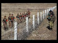 中国の新疆塔城国境防衛機関とカザフスタンの国境防衛機関は10月2日、共同で管理する国境区域の交流や協力をより強化し、双方の安全と安定を維持するために、国境合同逮捕行動を実施した。｢中国網日本語版(チャイナネット)｣　2010年11月5日
