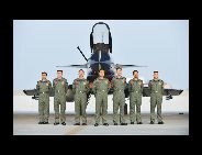新たにペイントされた戦闘機｢殲－10｣の前で記念撮影をする八一飛行表演隊の隊員たち　　　中国空軍八一飛行表演隊が新たにペイントした戦闘機｢殲－10｣が5日、広東省珠海に到着した。同戦闘機は、11月16日から21日まで開催される珠海エアショー2010に参加することになっている。　｢中国網日本語版(チャイナネット)｣　2010年11月9日
