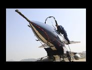 戦闘機｢殲－10｣の中にいる八一飛行表演隊の曹振隊長　　中国空軍八一飛行表演隊が新たにペイントした戦闘機｢殲－10｣が5日、広東省珠海に到着した。同戦闘機は、11月16日から21日まで開催される珠海エアショー2010に参加することになっている。　｢中国網日本語版(チャイナネット)｣　2010年11月9日