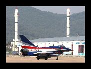 中国空軍八一飛行表演隊が新たにペイントした戦闘機｢殲－10｣が5日、広東省珠海に到着した。同戦闘機は、11月16日から21日まで開催される珠海エアショー2010に参加することになっている。　｢中国網日本語版(チャイナネット)｣　2010年11月9日