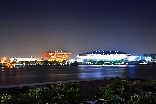 2010年上海万博、中国館と上海万博文化センターの夜景。