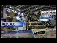 対空武器　　　広東省珠海市で16日に開幕した第8回中国国際エアショーに、中国宇宙科学工業グループは自ら研究・開発した陸･海･空一元化作戦システム、FTシリーズの誘導爆弾などのハイテク武器を出展し、近代化した中国国防の新しい成果を示した。