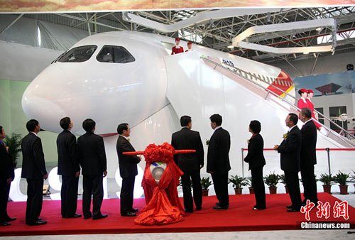 中国商用飛機が大型飛行機100機受注　商業化進む