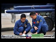 16日の珠海空港は朝もやがかかり、視界が非常に狭かった。中国空軍八一飛行表演隊に所属する厳鋒師長は午前10時、新たに塗装された戦闘機｢殲－10｣を操縦し、短距離離陸と緩い角度での上昇をこなし、第8回中国珠海国際エアショーの幕開けを飾った。 ｢中国網日本語版(チャイナネット)｣　2010年11月17日
