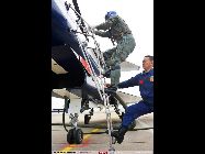 16日の珠海空港は朝もやがかかり、視界が非常に狭かった。中国空軍八一飛行表演隊に所属する厳鋒師長は午前10時、新たに塗装された戦闘機｢殲－10｣を操縦し、短距離離陸と緩い角度での上昇をこなし、第8回中国珠海国際エアショーの幕開けを飾った。 ｢中国網日本語版(チャイナネット)｣　2010年11月17日