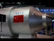広東省珠海市で16日に開幕した第8回中国国際エアショーに、中国宇宙ステーションの実験第1号機｢天宮1号｣の原寸大のモデルが登場し、観衆たちの注目を集めている。 ｢中国網日本語版(チャイナネット)｣　2010年11月18日