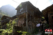 福建省の泰寧金湖下流にある大布郷の山道を行き、古い渡し場を曲がると、虎際という古い村が目の前に広がった。この村は600年以上の歴史があり、住居は支柱で支えるというスタイルで、非常に独特で素朴な造りだ。「中国網日本語版（チャイナネット）」2010年11月22日 