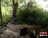 福建省の泰寧金湖下流にある大布郷の山道を行き、古い渡し場を曲がると、虎際という古い村が目の前に広がった。この村は600年以上の歴史があり、住居は支柱で支えるというスタイルで、非常に独特で素朴な造りだ。「中国網日本語版（チャイナネット）」2010年11月22日 