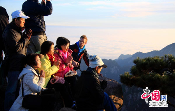 黄山：冬季首场壮丽云海奇观，惊羡中外游客