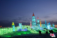 黒竜江省ハルビン市で開催される氷祭りは、氷の芸術の素晴らしさとレクリエーションが一体になった、中国で最初の雪と氷をテーマにした世界最大規模の国際的なイベントで、ライトアップされた氷の彫刻は非常に美しい。「中国網日本語版（チャイナネット）」2010年11月25日 