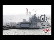 現地時間23日午後2時34分ごろ、朝鮮は韓国の延坪島付近を砲撃し、そのうち数発が住民の居住する島に着弾、数十棟の建築物が炎上、破壊された。写真は24日、延坪島に軍艦を派遣して住民を安全地帯に移送する韓国海軍。 「人民網日本語版」2010年11月26日