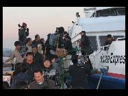 現地時間23日午後2時34分ごろ、朝鮮は韓国の延坪島付近を砲撃し、そのうち数発が住民の居住する島に着弾、数十棟の建築物が炎上、破壊された。写真は24日、延坪島に軍艦を派遣して住民を安全地帯に移送する韓国海軍。 「人民網日本語版」2010年11月26日