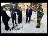  朝鮮は韓国時間23日午後2時34分頃、韓国の延平島周辺に向けて海岸砲50発余りを発射した。その中の数発は住民が住む島に落ち、数十軒の建物が火事になったり損傷したりした。今回の砲撃事件で､韓国軍側の2人が死亡し、12人が負傷した。　 ｢中国網日本語版(チャイナネット)｣ 2010年11月26日