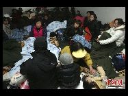 朝鮮は韓国時間23日午後2時34分頃、韓国の延平島周辺に向けて海岸砲50発余りを発射した。その中の数発は住民が住む島に落ち、数十軒の建物が火事になったり損傷したりした。韓国軍側の2人が死亡し、12人が負傷した。　 ｢中国網日本語版(チャイナネット)｣ 2010年11月26日