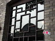 1267年に建設され、北京でも古い街の一つである南鑼古巷は、全長786メートル、幅8メートルで、中国で唯一、元時代の胡同や庭が保存されている将棋盤式の伝統的な居住区である。