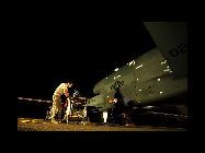 米国の『アビエーション・ウィーク』誌の報道によると、日本は年内に、米空軍の無人偵察機RQ-4Bグローバルホークを購入するかどうかを決める見通しだという。写真は点検修理中の無人偵察機RQ-4Bグローバルホーク。 ｢中国網日本語版(チャイナネット)｣　2010年12月6日