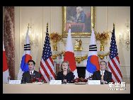 米国、韓国、日本の3カ国の外相は6日、米国の首都ワシントンで、朝鮮半島の情勢について会談し、「3カ国の協力を強化することが地域の平和と安定の維持にとって極めて重要だ」と強調した。この日、3カ国外相は会談後、共同コミュニケを発表した。 ｢中国網日本語版(チャイナネット)｣　2010年12月6日