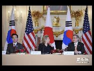 米国、韓国、日本の3カ国の外相は6日、米国の首都ワシントンで、朝鮮半島の情勢について会談し、「3カ国の協力を強化することが地域の平和と安定の維持にとって極めて重要だ」と強調した。この日、3カ国外相は会談後、共同コミュニケを発表した。 ｢中国網日本語版(チャイナネット)｣　2010年12月6日