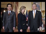 米国、韓国、日本の3カ国の外相は6日、米国の首都ワシントンで、朝鮮半島の情勢について会談し、「3カ国の協力を強化することが地域の平和と安定の維持にとって極めて重要だ」と強調した。この日、3カ国外相は会談後、共同コミュニケを発表した。 ｢中国網日本語版(チャイナネット)｣　2010年12月6日