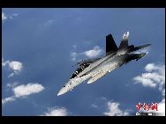 日本周辺で10日まで実施されている過去最大規模の日米合同軍事演習で9日、米空軍の空中給油機KC135が、米軍の原子力空母「ジョージ・ワシントン」の艦載機FA18戦闘攻撃機ホーネットに給油した。｢中国網日本語版(チャイナネット)｣　2010年12月10日
