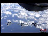 日本周辺で10日まで実施されている過去最大規模の日米合同軍事演習で9日、米空軍の空中給油機KC135が、米軍の原子力空母「ジョージ・ワシントン」の艦載機FA18戦闘攻撃機ホーネットに給油した。｢中国網日本語版(チャイナネット)｣　2010年12月10日
