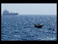 第274回の商船13隻の護衛航海任務において11日、中国海軍の第7次護衛艦編隊の「舟山」と「徐州」は、リレー方式で多くの疑わしい船の接近を阻むのに成功し、保護対象の船の安全を確保した。写真は11日、アデン湾海域で撮影された、護衛された商船編隊周辺の怪しい船。 「人民網日本語版」2010年12月13日