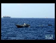 第274回の商船13隻の護衛航海任務において11日、中国海軍の第7次護衛艦編隊の「舟山」と「徐州」は、リレー方式で多くの疑わしい船の接近を阻むのに成功し、保護対象の船の安全を確保した。写真は11日、アデン湾海域で撮影された、護衛された商船編隊周辺の怪しい船。 「人民網日本語版」2010年12月13日