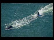 海に潜る原子力潜水艦　　　中国国内の軍事に関する『艦船知識』や『現代艦船』『艦載武器』など多くの定期刊行物は最近、中国海軍潜水艦基地や国産新式戦艦群、輸入された主力戦艦の写真を公開した。 ｢中国網日本語版(チャイナネット)｣　2010年12月14日