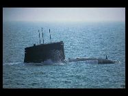浮かび上がる原子力潜水艦　　　中国国内の軍事に関する『艦船知識』や『現代艦船』『艦載武器』など多くの定期刊行物は最近、中国海軍潜水艦基地や国産新式戦艦群、輸入された主力戦艦の写真を公開した。 ｢中国網日本語版(チャイナネット)｣　2010年12月14日