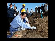 日本の菅直人首相は14日硫黄島を訪れ、政府の特命チームによる戦死した日本兵の遺骨収集作業を視察した。菅首相はまた硫黄島天山慰霊碑で戦没者追悼式に出席した。政権党の民主党、野党の自民党などの議員も同行した。 「人民網日本語版」2010年12月16日