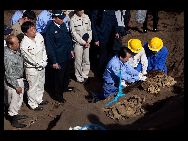 日本の菅直人首相は14日硫黄島を訪れ、政府の特命チームによる戦死した日本兵の遺骨収集作業を視察した。菅首相はまた硫黄島天山慰霊碑で戦没者追悼式に出席した。政権党の民主党、野党の自民党などの議員も同行した。 「人民網日本語版」2010年12月16日