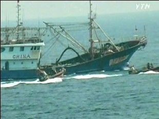 中国漁船と韓国の巡視船が衝突、2人死亡1人不明