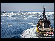 海洋生物保護を目指して活動する国際非営利組織･シーシェパードは1日、南極海域で日本の補鯨船を阻止する写真を公開した。写真によると、補鯨船に航行のコースを変えさせようとしたシーシェパードの船は、日本の補鯨船に高圧ホースで攻撃された。 ｢中国網日本語版(チャイナネット)｣　2011年1月2日