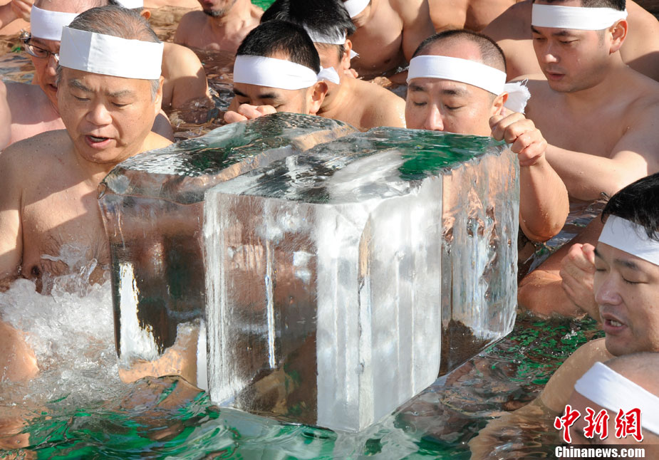 1月9日，日本东京，数十名的日本民众在当地的一个寺庙中参加“冷水浴”。该寺庙每年都会举行“冷水浴”会，祈祷身体健康。