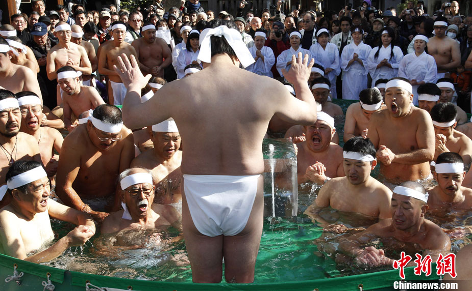 1月9日，日本东京，数十名的日本民众在当地的一个寺庙中参加“冷水浴”。该寺庙每年都会举行“冷水浴”会，祈祷身体健康。