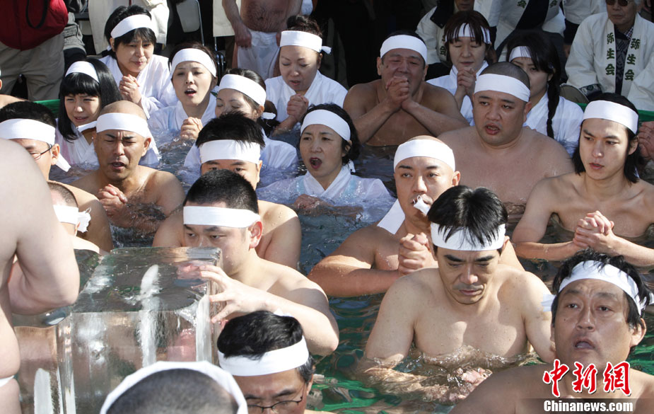 1月9日，日本东京，数十名的日本民众在当地的一个寺庙中参加“冷水浴”。该寺庙每年都会举行“冷水浴”会，祈祷身体健康。