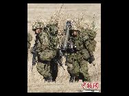 日本陸上自衛隊第１空挺団は千葉県･習志野演習場で9日、新年恒例のパラシュート降下訓練を実施し、１万人を超える見物客を前に、戦闘ヘリを使った訓練などを披露した。 ｢中国網日本語版(チャイナネット)｣2011年1月10日