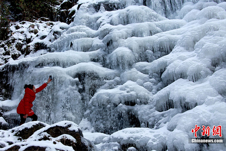 1月8日，黄山市“三江”源头壮观的冰瀑奇观。
