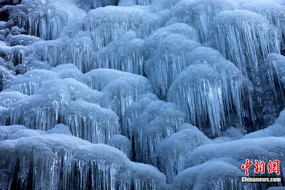 1月8日，黄山市“三江”源头壮观的冰瀑奇观。