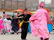 北京市石景山区の北京国際彫塑公園で、春節を祝うため、民間舞踊「跑旱船」が披露された。