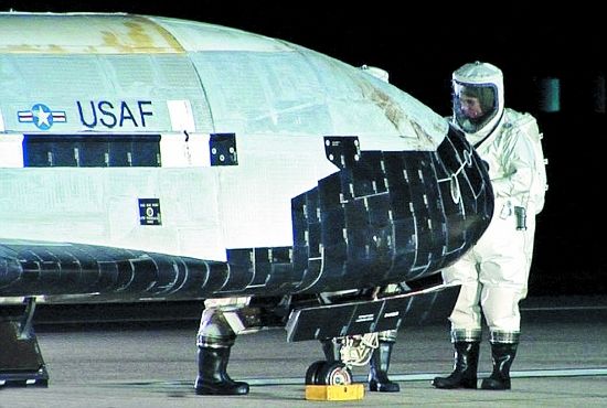 美军X-37B返回地球(图)