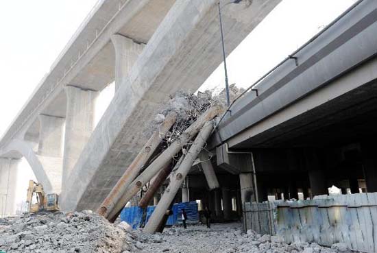 这是2月23日在沪杭高铁杭州段工地拍摄的辅助墩倒塌事故现场。