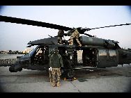 HH-60ペイブ･ホーク（HH-60 Pave Hawk）は、米空軍において遭難した航空隊員や戦争地域で孤立した人間を救助することを主な目的として、UH-60ブラックホークを基にシコルスキー・エアクラフト社が開発した戦闘捜索救難ヘリコプターである。 ｢中国網日本語版(チャイナネット)｣　2011年2月24日