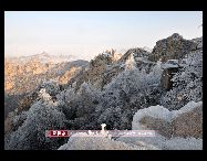 山東省青島市の崂山地域では2月27日から3月1日にかけて雪が降り続け、濃い山霧が立ち込めた。崂山の頂にあり、中国沿海地域で最も高い歩哨所である｢崂頂｣に駐屯する北海艦隊某通信ステーションの兵士たちは、過酷な気候や自然環境の中で、全天候下における観察や通信、定期的な訓練をやり抜いている。 ｢中国網日本語版(チャイナネット)｣　2011年3月4日